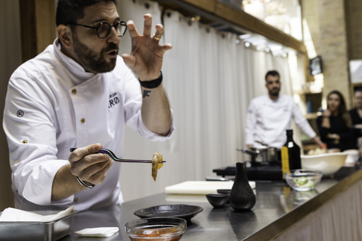 Showcooking en Russafa sobre la cocina del langostino de Vinaròs